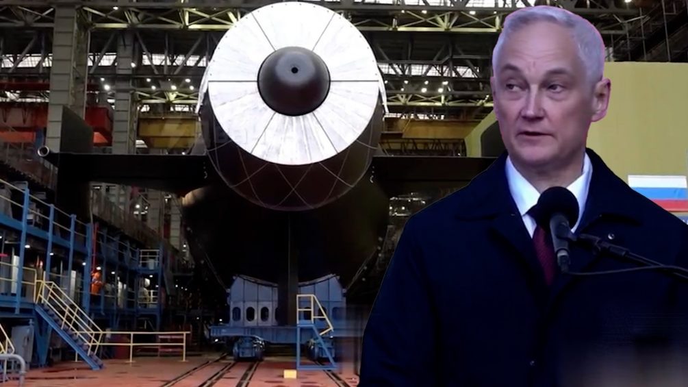   Закрытый кожухом двигатель АПЛ "Хабаровска" перед спуском. Руководил спуском министр обороны РФ Андрей Белоусов. Фото: кадр видео