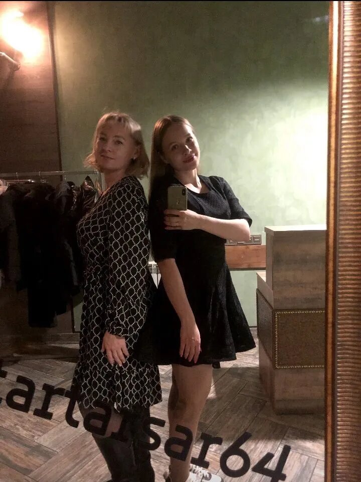 А это Леночка с дочкой сегодня, за 15 лет она ничуть не изменилась, хотя уже бабушка двух замечательных внуков. Рядом тот самый ребёнок с конкурса, спустя 15 лет.