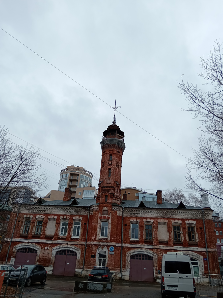 Старинная пожарная каланча около театра "У моста". На втором этаже ещё живут люди.