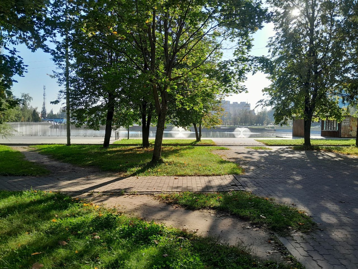 Городской парк Краснознаменска. Новое озеро с цветными фонтанами.
