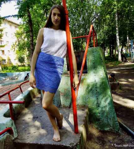 А босиком хорошо. Маша искренне любила гулять босиком и щкголять своими красивыми ступнями!