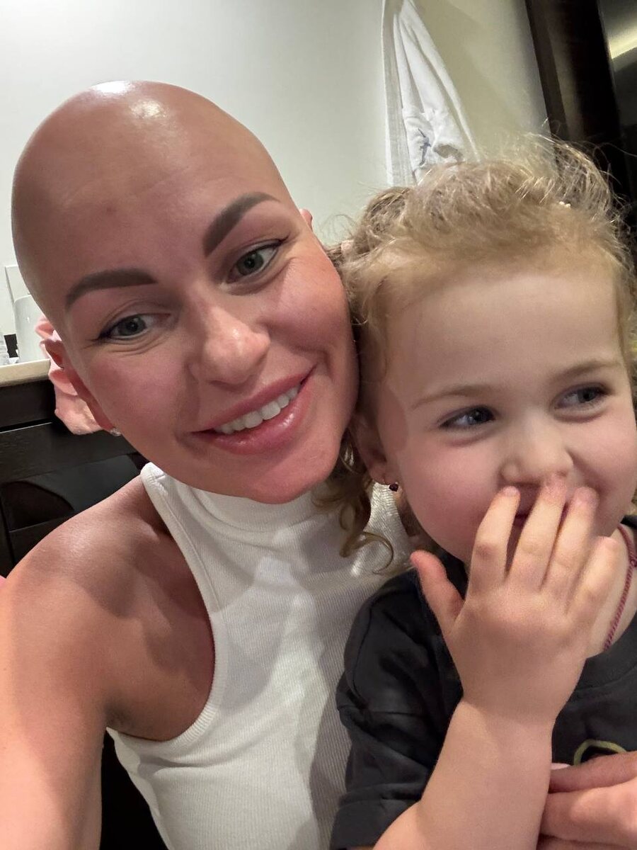 А вот и сама "хулиганка" ❤️. Люблю ее безмерно, несмотря на такие утренние "сюрпризы". Для нее моя алопеция — это абсолютная норма.