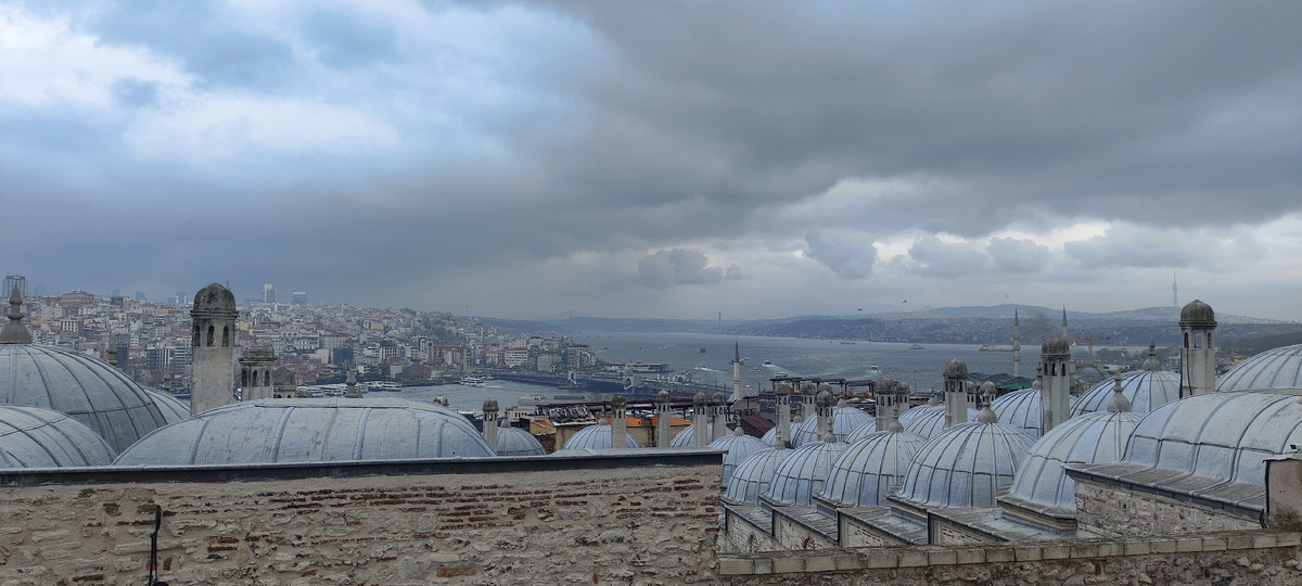 панорама на Золотой Рог и Босфор: паромы, мосты, голубые купола медресе Сулеймание, Галатская башня