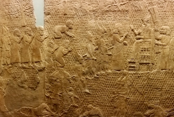 Иудеи после осады Лахиша в 701 году до н.э. склоняются перед Синаххерибом. Фрагмент барельефа «Осада Лахиша», находится в Британском музее. Источник первоначальной необработанной иллюстрации: en.wikipedia.org