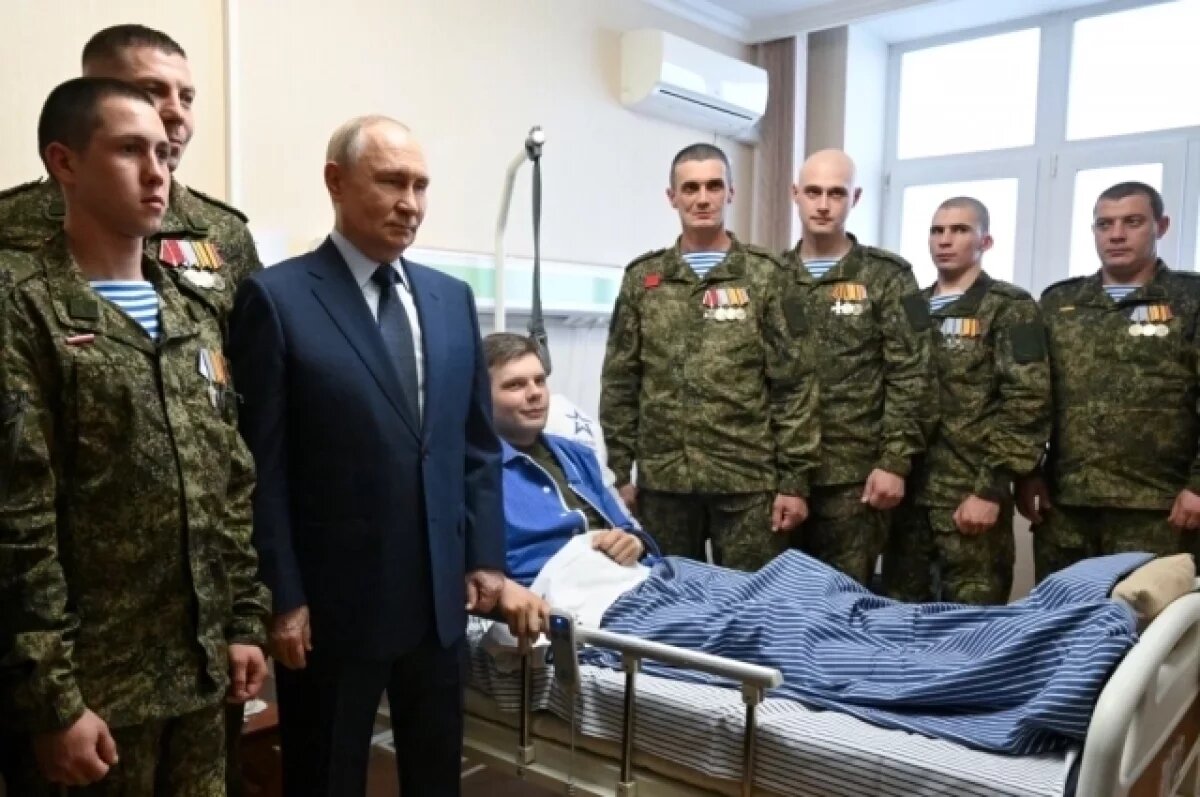    На встрече с бойцами СВО Путин помог организовать совместное фото