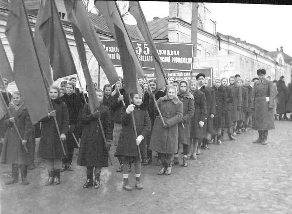 Демонстрация трудящихся к 35-летию Октябрьской революции. Ноябрь 1952 г. (из открытых источников)