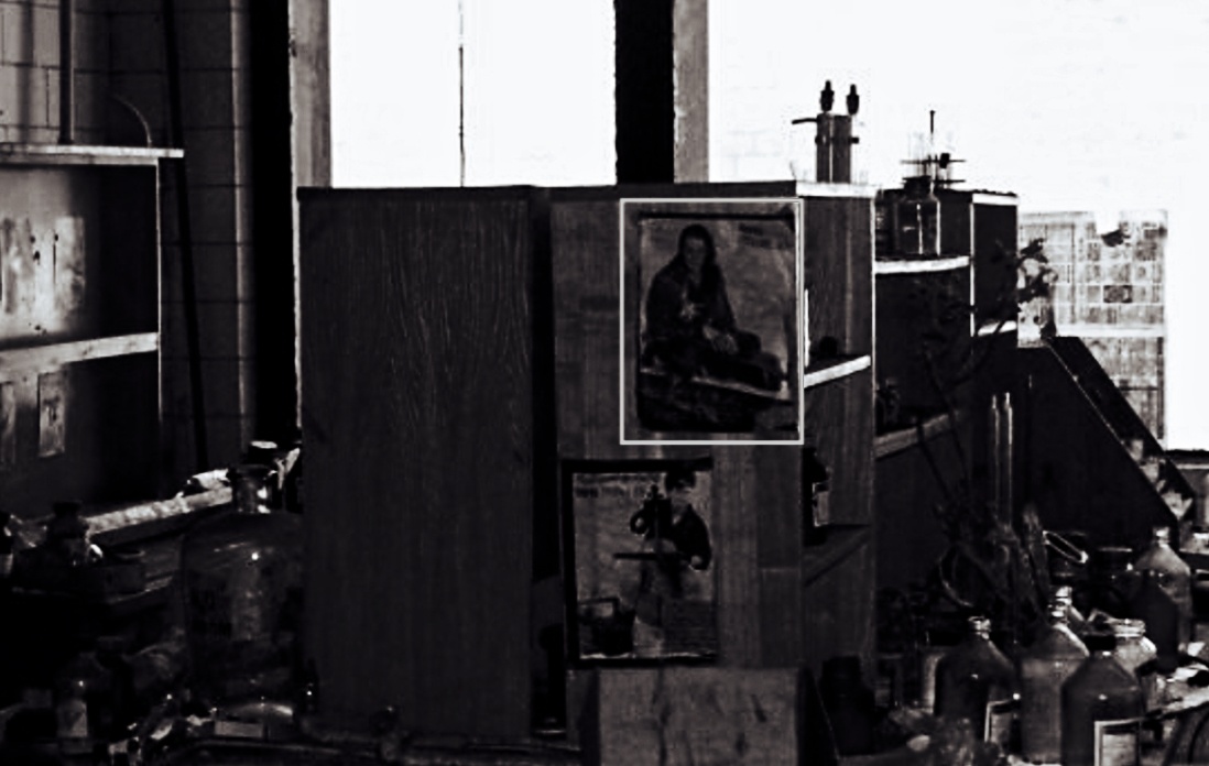 Разгромленный корпус той самой лаборатории. 30 лет назад, на третьем курсе, я своими руками прилепил на лаборантский шкаф этот постер с Гребенщиковым из «Работницы» (в белой рамке). 