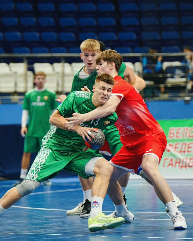    Илларион Крупнов после матча получил приз лучшему в сборной России