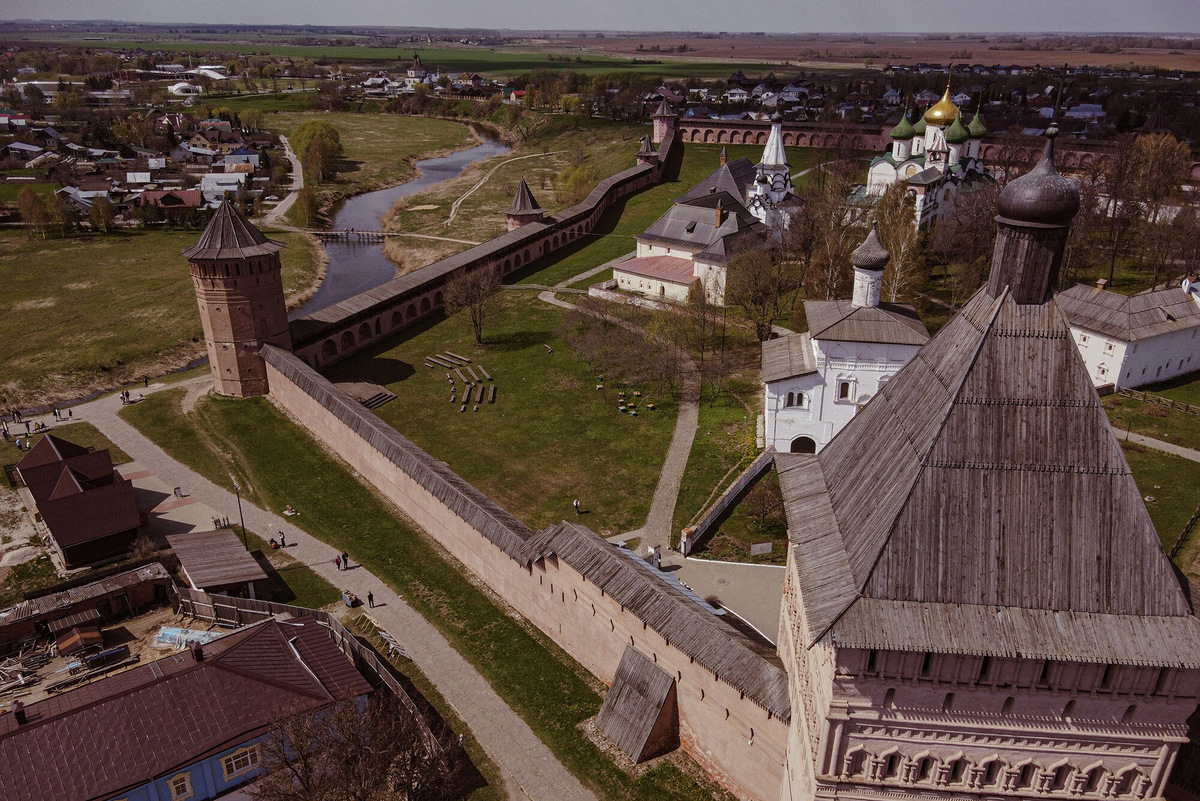 Во второй половине XX века началось возрождение суздальского огурца. Местные огородники наловчились выращивать ранние огурцы в конце весны и продавали их в соседние регионы, поэтому овощ вновь стал популярен. Фото: Pavel Neznanov / Unsplash