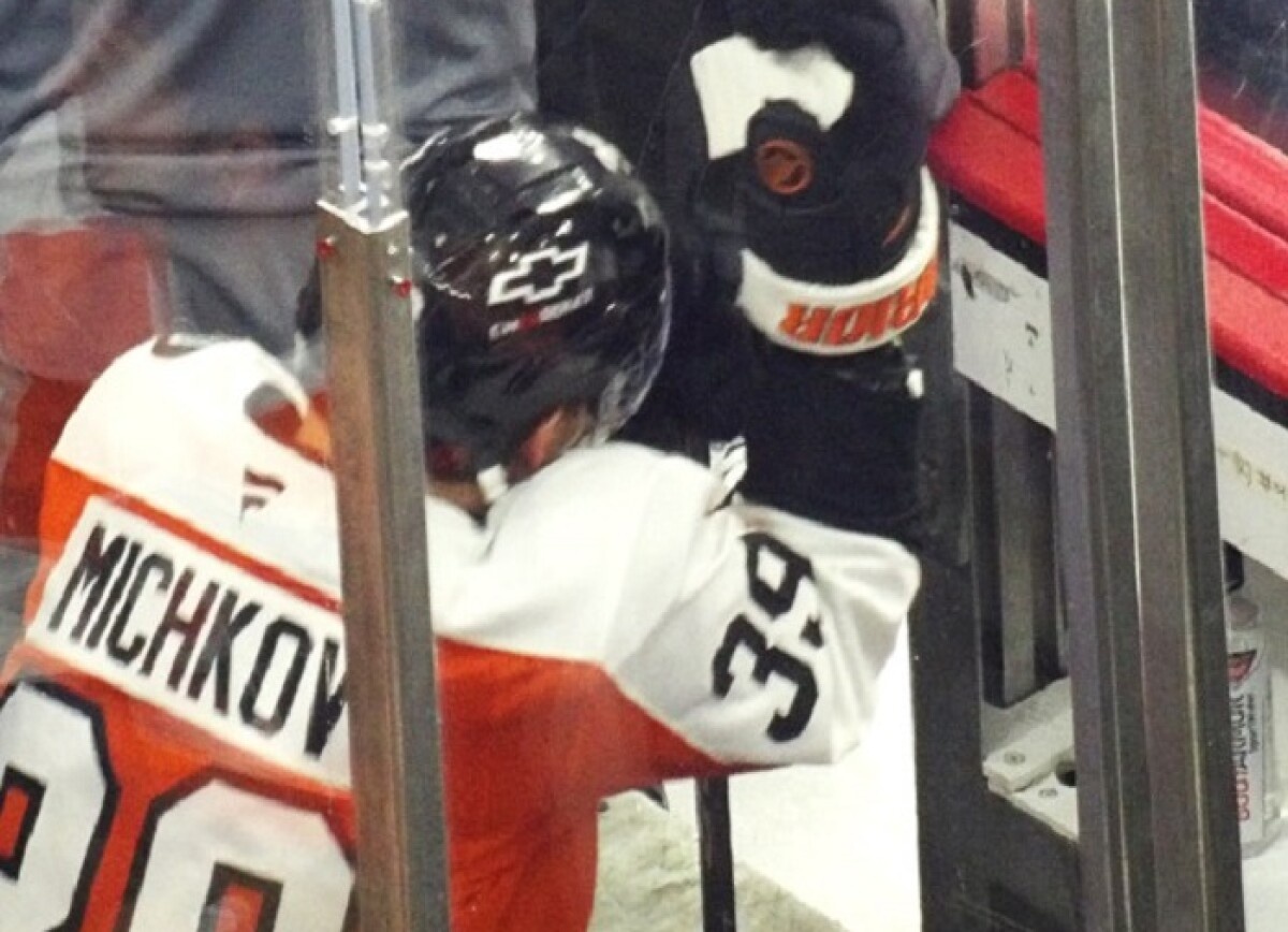     Заокеанские фаны о жёстком эпизоде с Мичковым: одни требуют дисквалификации, другие не видят умысла