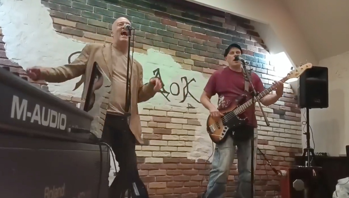 Группа "Стирать-кипятить" поёт кавер на Полковника