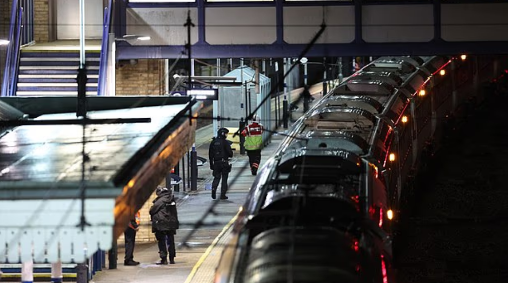 Сотрудники полиции и скорой помощи работают на платформе возле поезда LNER