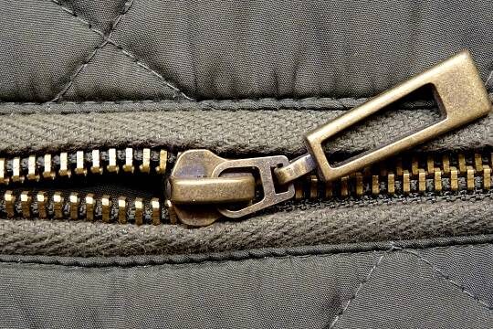    Почти половина граждан ежегодно находит деньги в карманах сезонной одежды