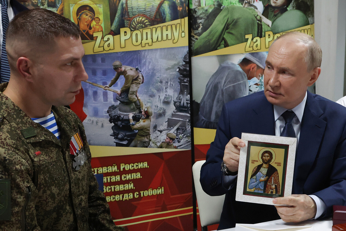 Президент РФ Владимир Путин с иконой святого благоверного князя Александра Невского на встрече с военнослужащими 127-й отдельной бригады разведки во время посещения Центрального военного клинического госпиталя имени П. В. Мандрыка, 29 октября 2025 года ©Вячеслав Прокофьев/РИА Новости  📷