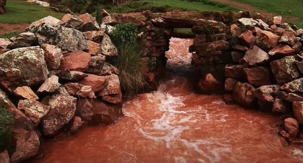 Речная красота рождена не магией, а уникальным стечением геологических условий, которые ученые могут объяснить с научной точностью