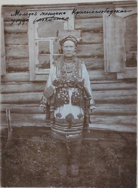 Молодая женщина Краснослободского уезда (мокшанка). Конец XIX - начало XX вв. Источник фото https://goskatalog.ru/portal/#/collections?id=43696423 