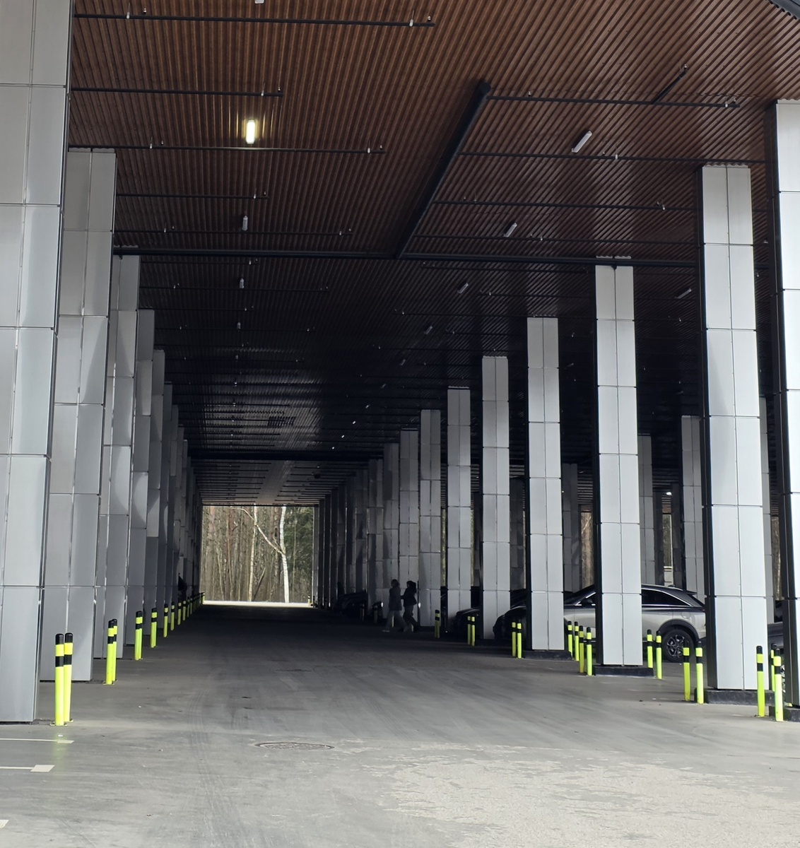 Стоянка у торгового центра, куда мы заезжали 