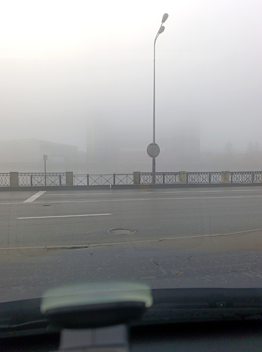 Все фото автора. Выезд из двора)). В туман. Смелое решение сегодня)).