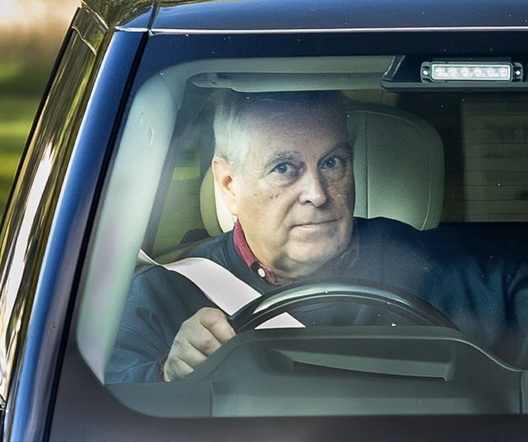 Эндрю (на фото в конце сентября, выезжающим из своего дома в Королевской ложе в Виндзоре) может быть привлечен к ответственности в частном порядке по обвинению в сексуальном насилии.