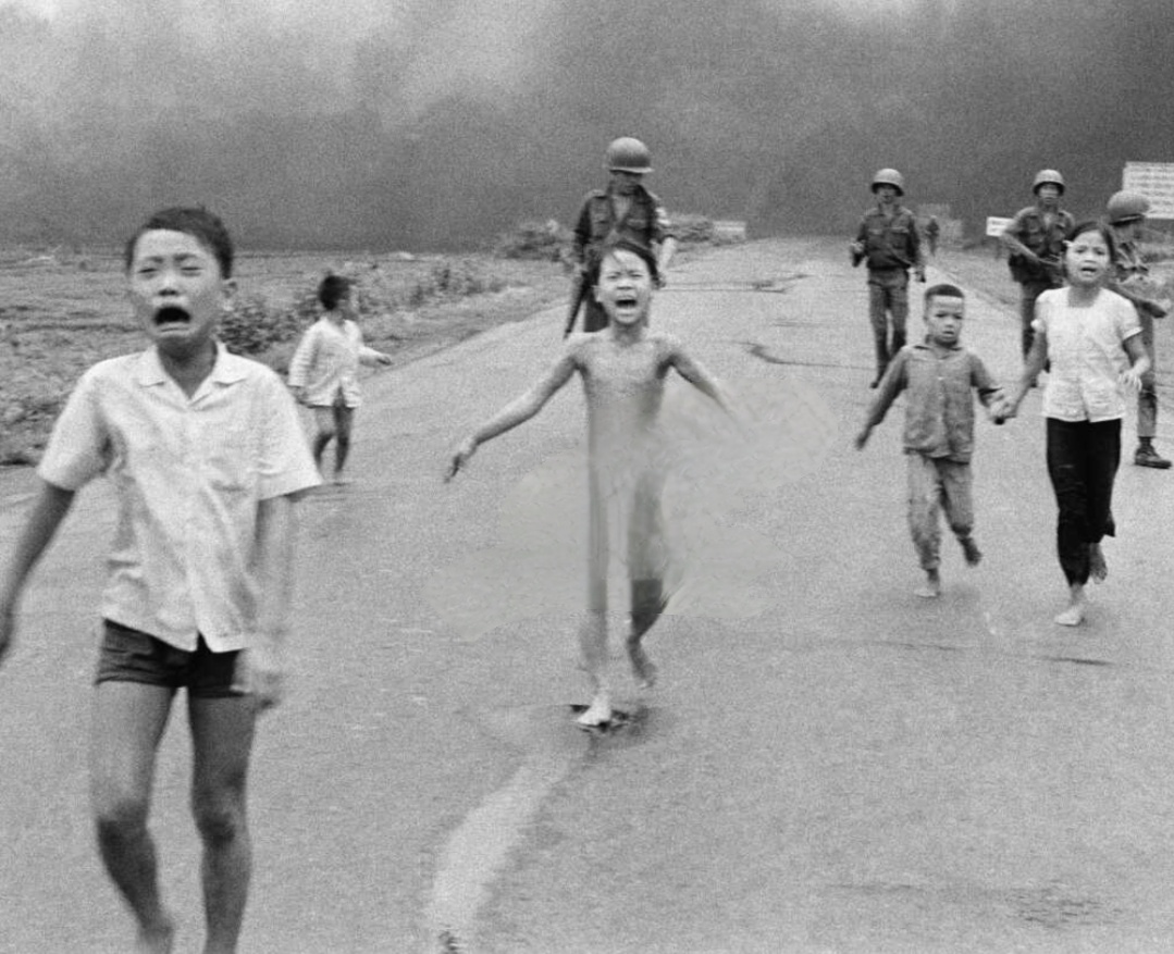 Фотография Ким Фук, 9-летней девочки, бегущей обнаженной после напалмовой атаки.