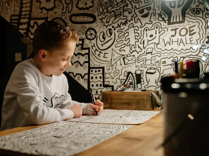 Юный художник за работой.