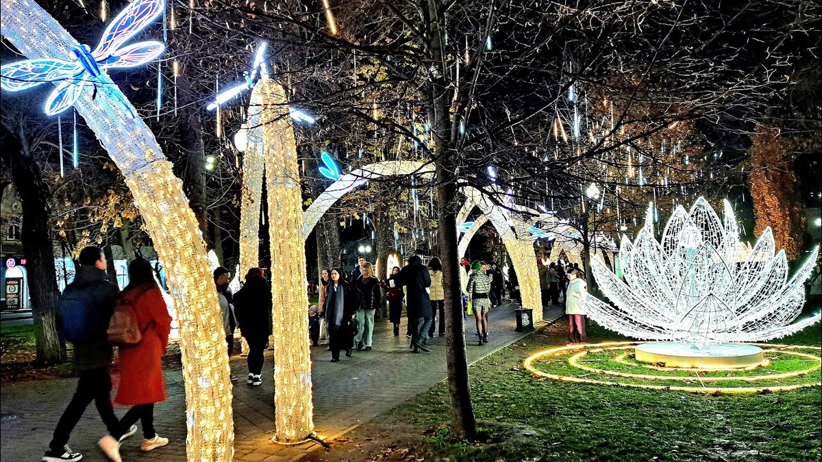 К Новому году Сергей Галицкий сделал жителям Краснодара подарок в виде праздничной иллюминации и декораций на улице Красной. 