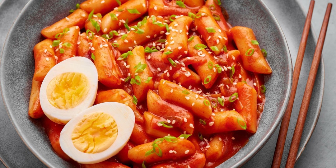 Рисовые токпокки: Домашний хит, который взорвет ваши соцсети. Готовим два соуса — острый и сырный!