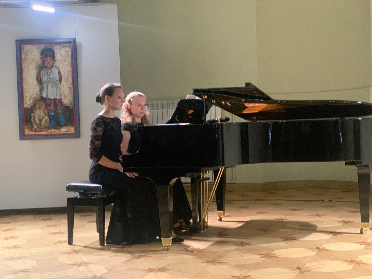 Вера Наумова и Регина Маркова (ведущая концерта)