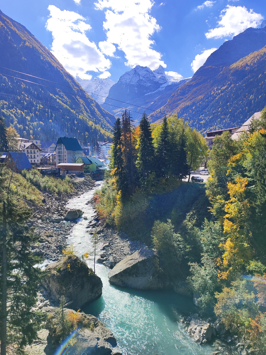 Вид на посёлок Домбай (октябрь 2025 года)