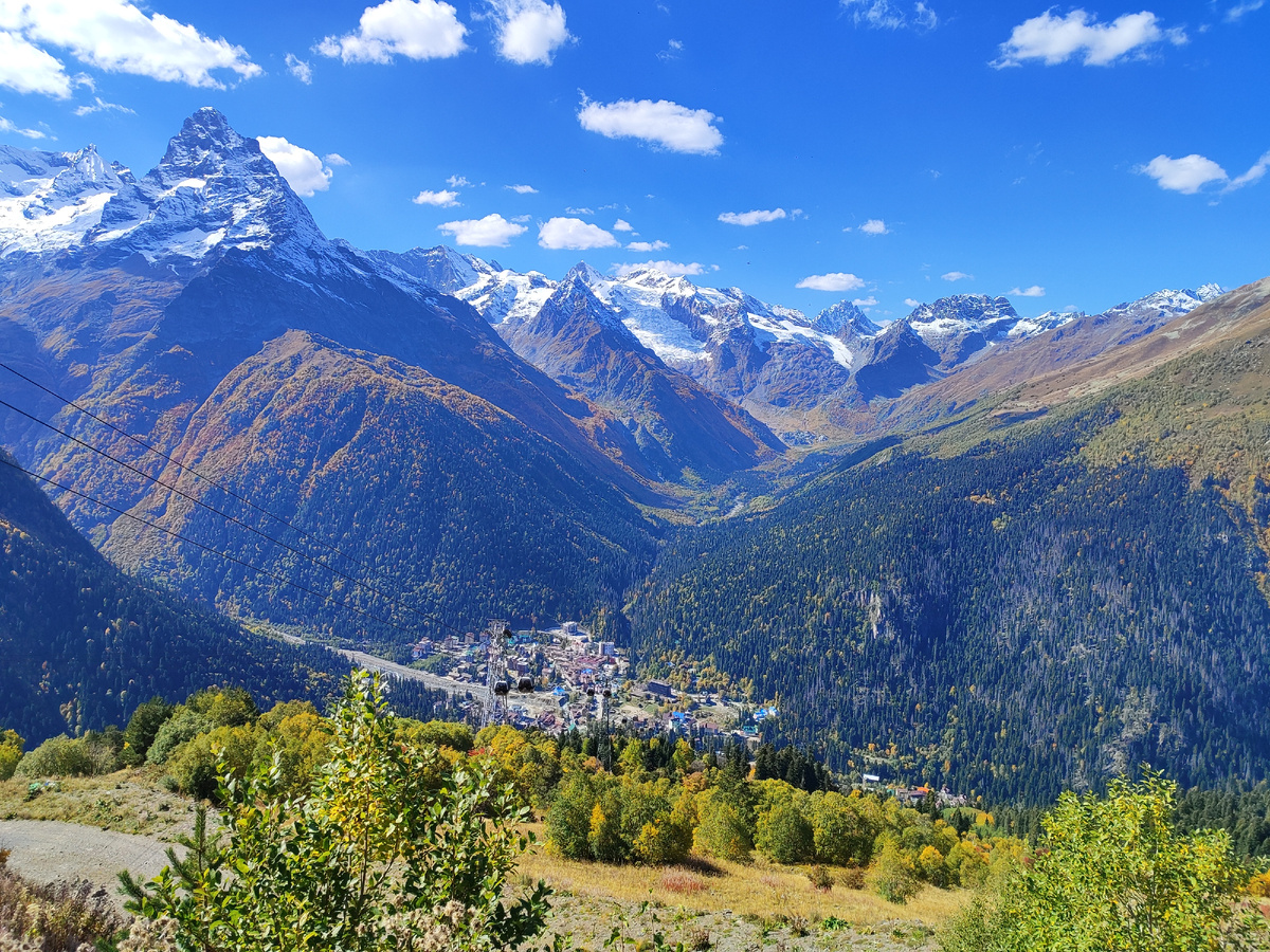 Посёлок Домбай внизу - и захватывающие вершины гор вокруг (октябрь 2025 года)