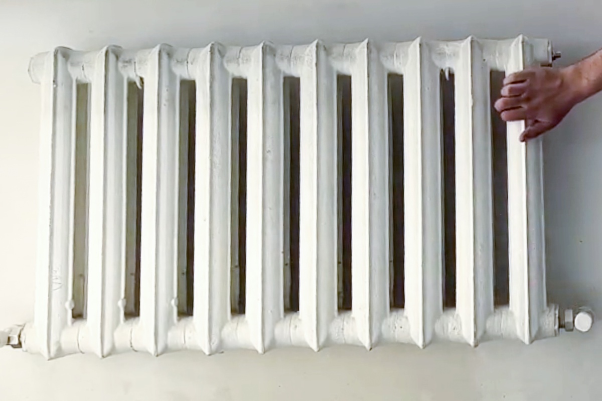    Чугунные батареи не ржавеют, поэтому после монтажа такого радиатора задумываться о его замене не придется долгие годы. / Фото: кадр из видео/ соцсети