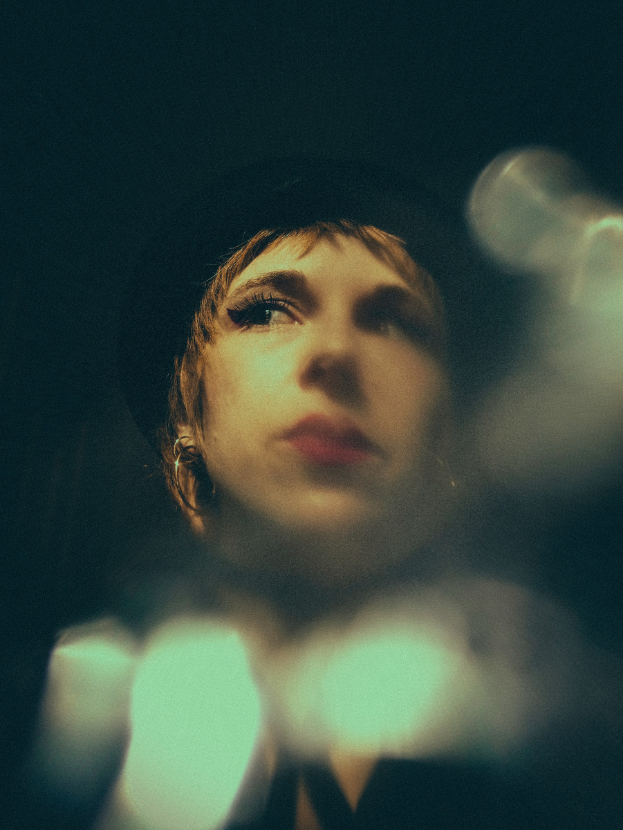 "За мною зажигали города
Глупые, чужие города
Там меня любили, только это не я"(с) Фото: Unsplash