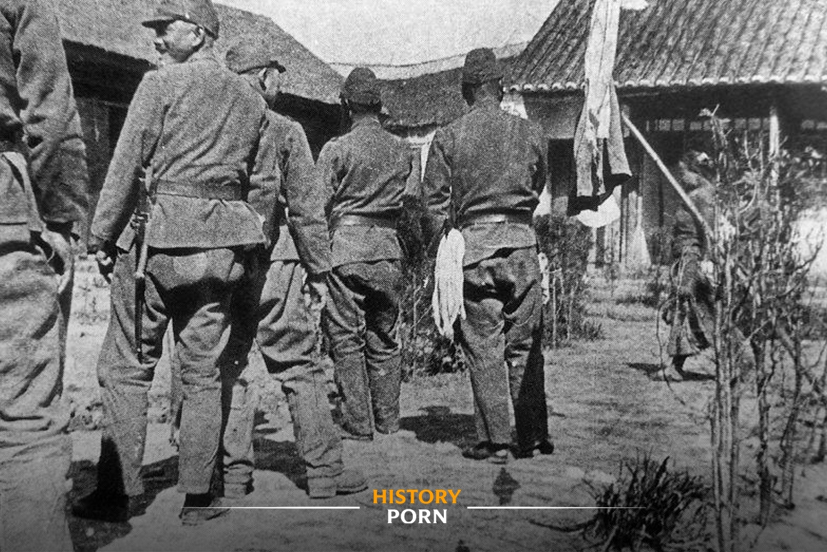 Японские солдаты стоят в очереди у так называемой «станции утешения» в оккупированном Китае, конец 1930-х — начало 1940-х годов. Фото из открытых источников