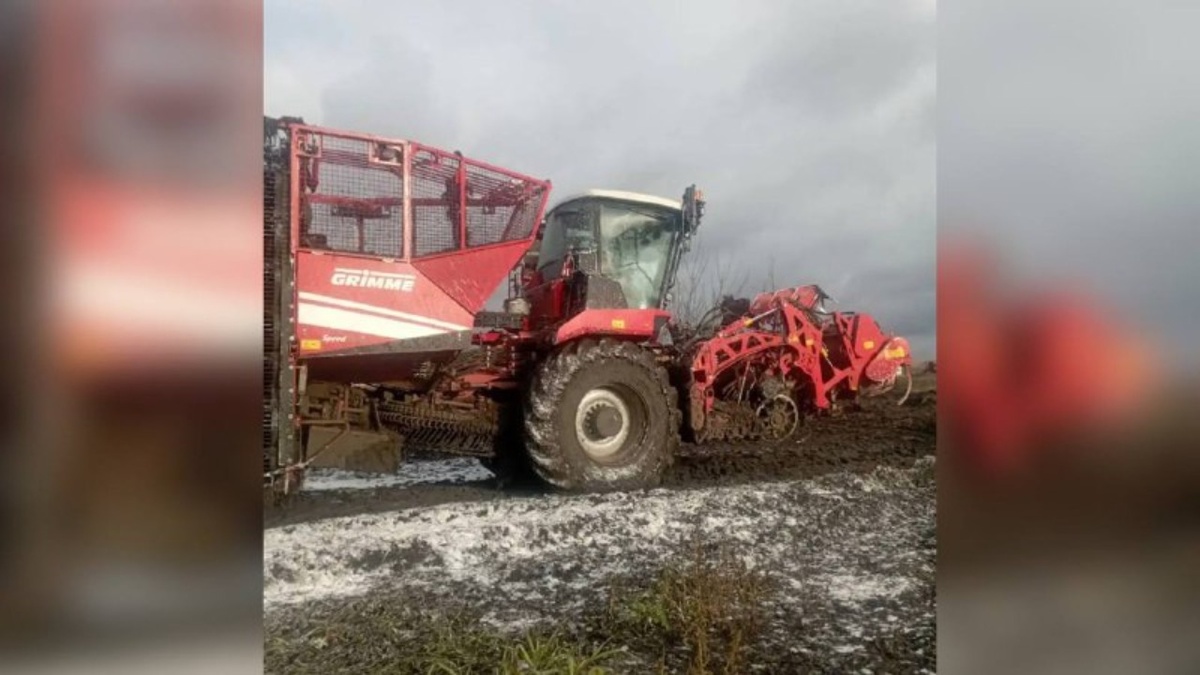   Свеклоуборочный комбайн загорелся в Мантуровском районе Курской области