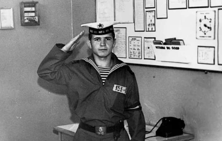 Так выглядит матрос-дневальный по казарме. Это то место, где время останавливается.  Фото:  svvmiu.ru