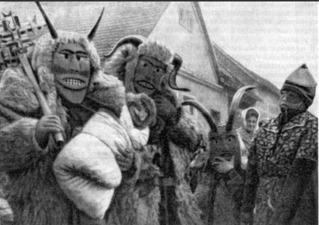 Чтобы отпугнуть духов, надевали страшные маски и производили шум.