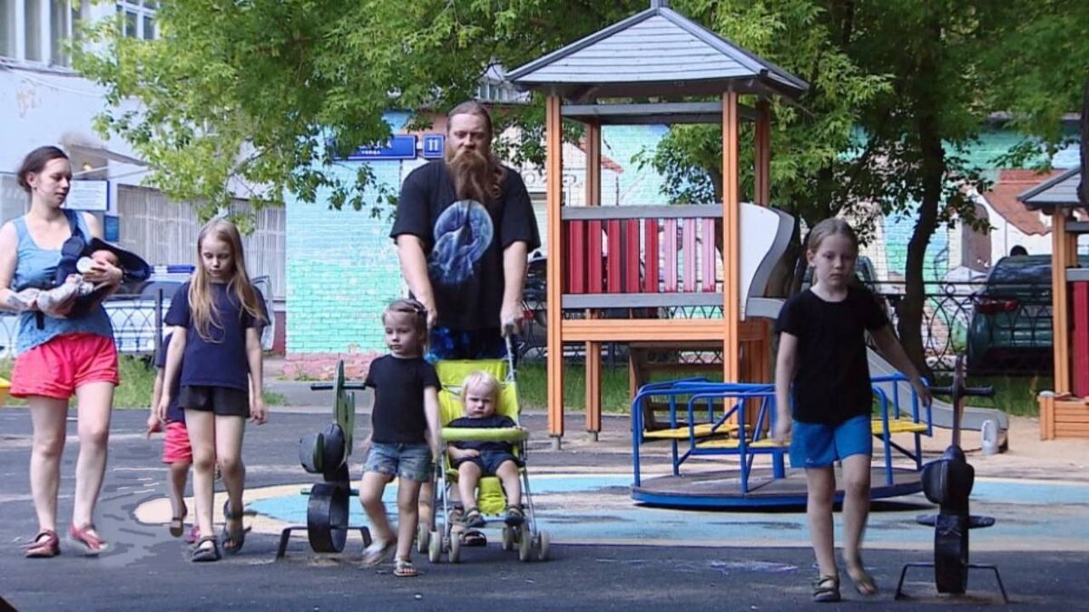 Фото из открытого источника Интернета. На самом деле детишек уже девять.