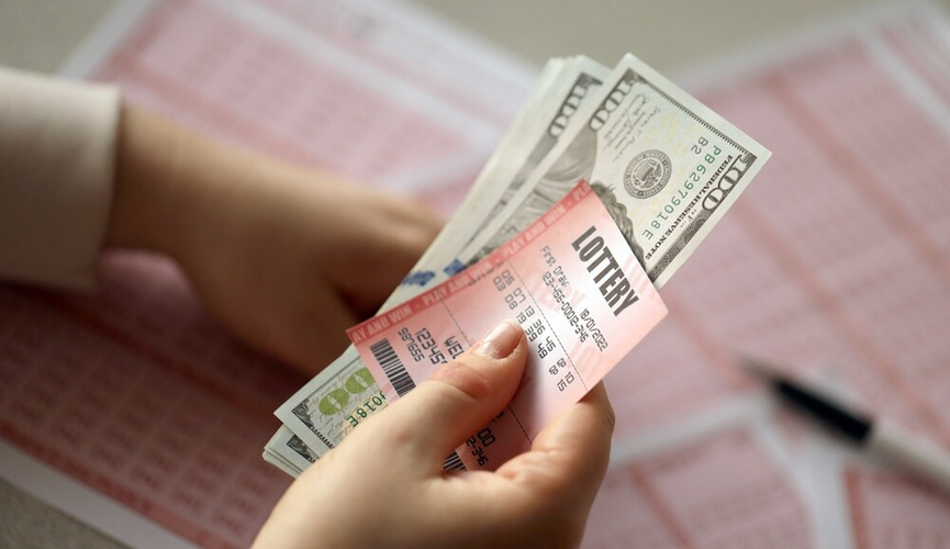 Купон лотереи и доллары / Источник фото: mir24.tv