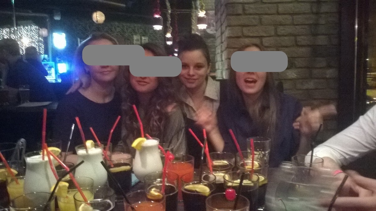 Примерно так мы раньше отмечали дни рождения. Количество коктейлей🍹иногда зашкаливало. Но было весело...