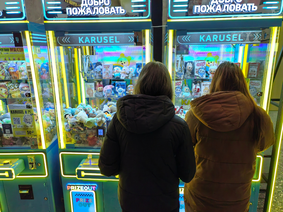 Саша и старшая сестра задумались стоит ли испытать удачу)