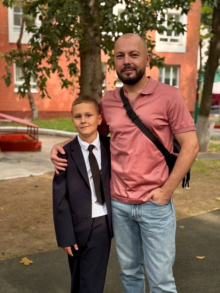    Ярослав Сумишевский с сыном около школыСоцсети Ярослава Сумишевского