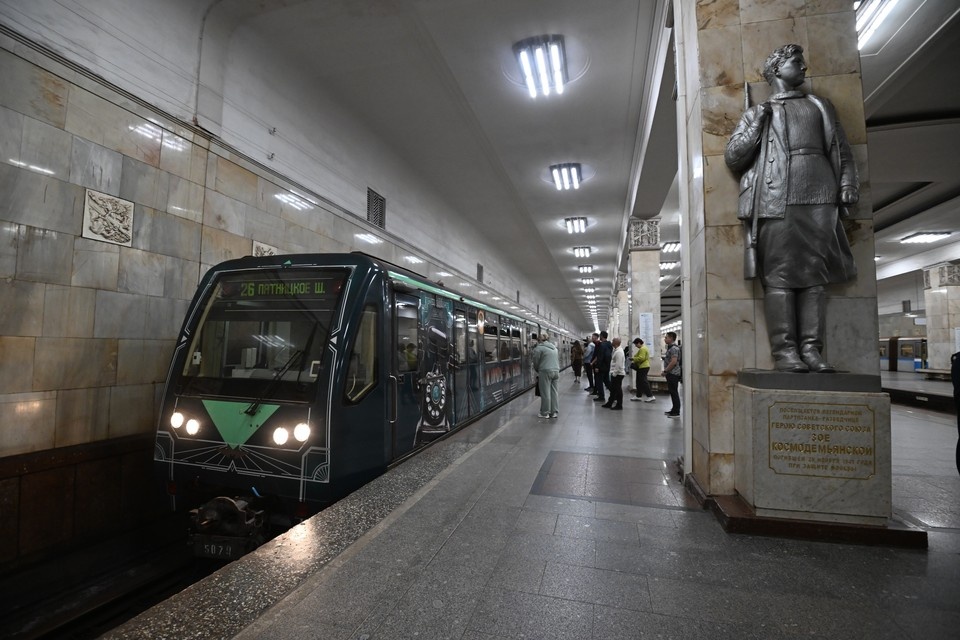    На салатовой ветке метро в Москве произошел сбой из-за человека на путях Иван МАКЕЕВ