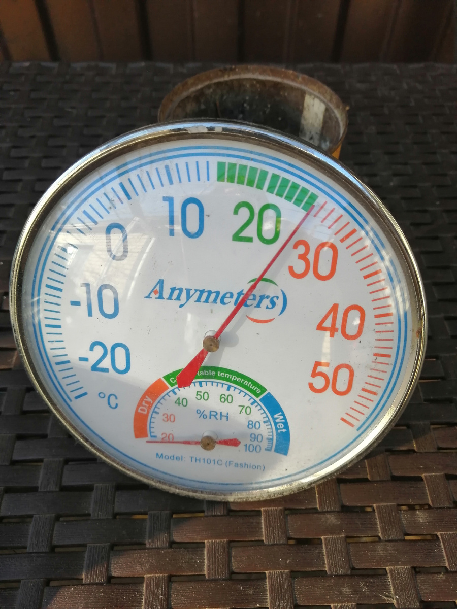 Это на солнце градусник стоит и в четыре вечера была такая температура.