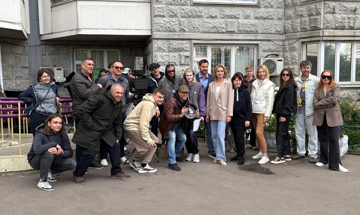 Кадр со съемочной площадки сериала "Тайна за углом-2" (2025)