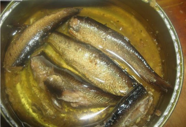 Никогда не сливаю масло от шпрот в раковину. Сначала друзья смотрели как на чокнутого, собирающего всякий мусор, а теперь повторяют за мной