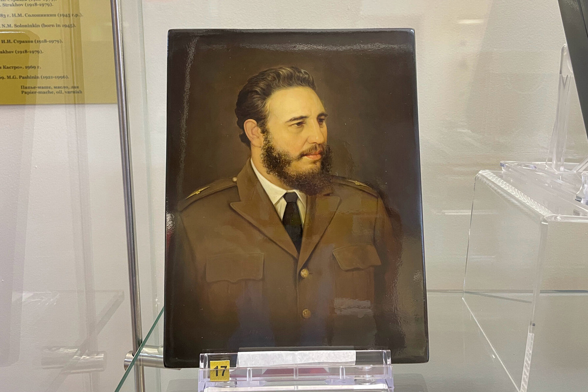 Шкатулка с портретом Фиделя Кастро создавалась в двух вариантах с небольшими отличиями. Один дипломаты подарили кубинскому политику, а вторая осталась в музее