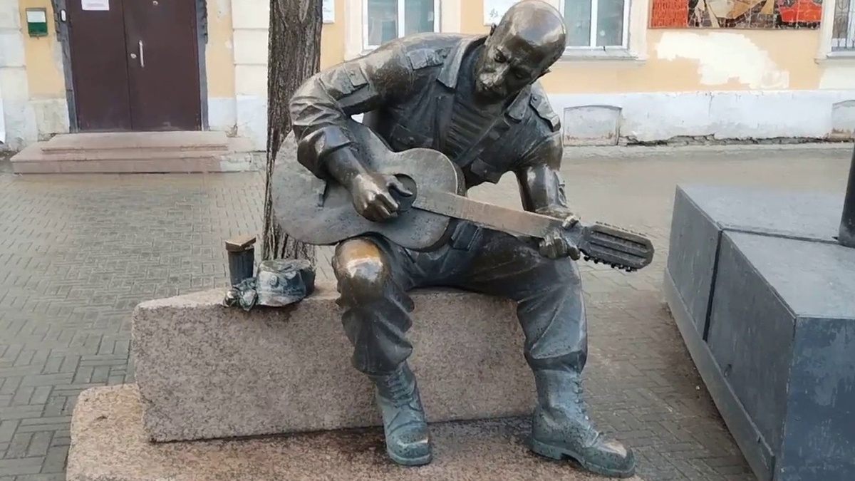 Александр Розенбаум, скульптура в Челябинске (Фото автора)