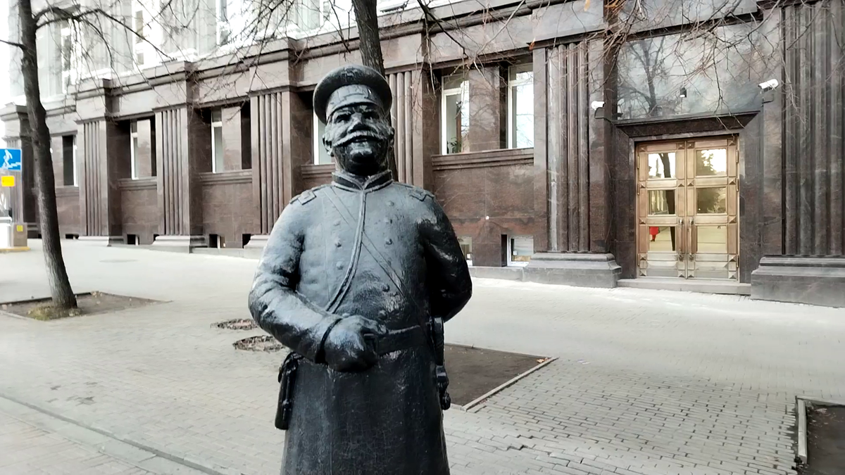 Городовой на улице Кирова (Фото автора)