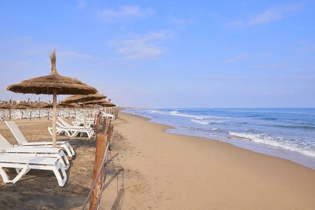 У некоторых отелей своя территория на пляже. Фото: Radisson Blu Resort Saidia Beach / Яндекс Путешествия
