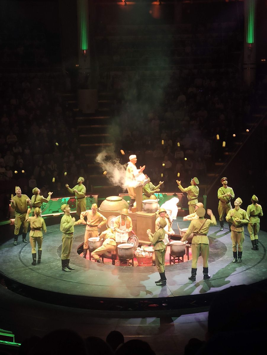 Полевая кухня. Артисты жонглируют "горячей" картошкой